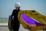 ION Hüftgurt 2026 in Violett und Gelb, Kitesurfing-Ausrüstung, Frontalansicht beim Wassersport