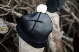 ION Neo Bommel Beanie 2026 in Schwarz mit weißem Bommel, Neopren-Mütze von vorne, Winterbeanie mit Kreuzband-Detail