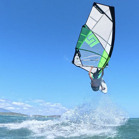 Patrik 4-Style Kitesegel in Grün, Weiß und Schwarz, Athlet springt über Wellen, Frontalansicht