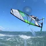 Patrik 4-Style Kite mit grünem und weißem Design, Kitesurfer in Aktion über Wellen, Frontalansicht