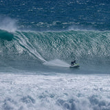 Patrik 4-Wave Wellenreiter auf weißem Surfbrett in türkisblauer Welle, Meeresansicht von vorne