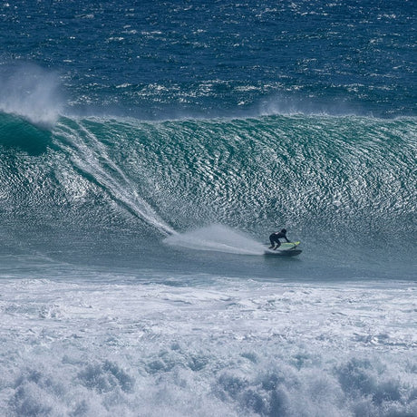 Patrik 4-Wave Wellenreiter auf weißem Surfbrett in türkisblauer Welle, Meeresansicht von vorne
