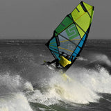 Patrik 4-Wave Windsurfboard mit neongelb-grünem und blauem Segel in Aktion auf dem Wasser