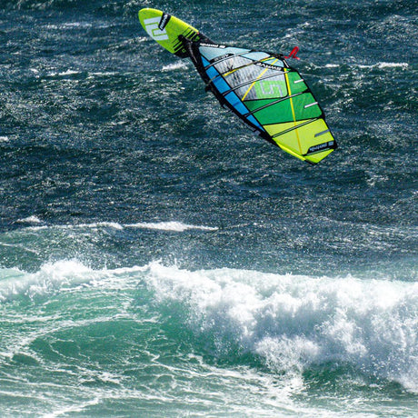 Patrik 5-Wave Kite in Neongelb und Grün beim Kitesurfen auf dem Meer, Draufsicht über Wellen