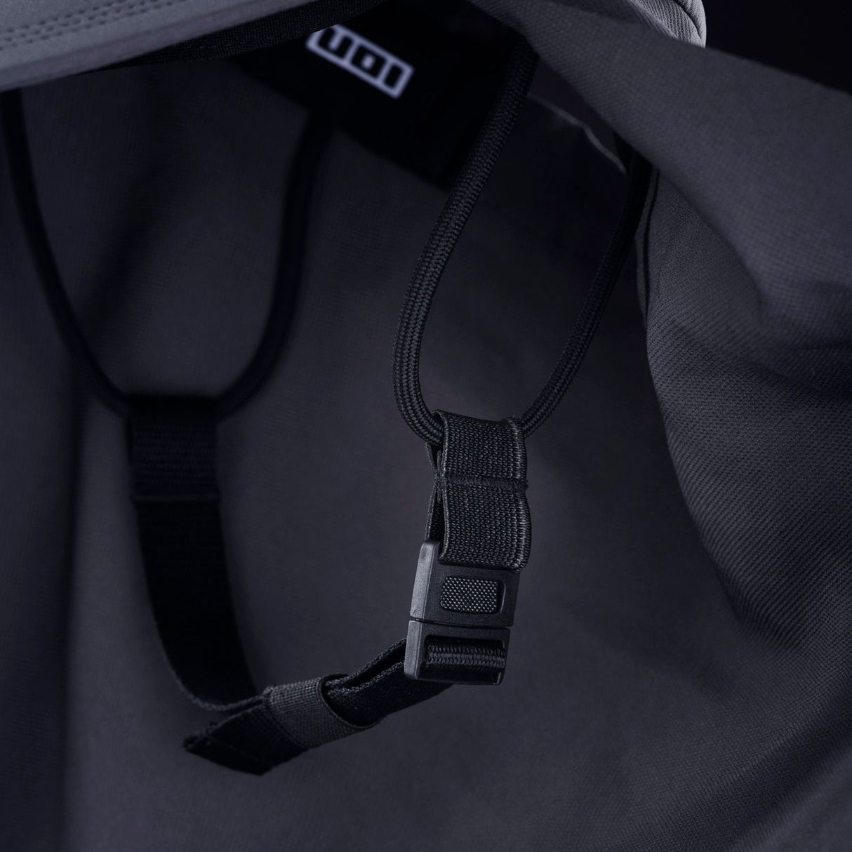 ION Collision Vest Element Side Zip 2026 schwarz mit Seitlichem Reißverschluss, Detailaufnahme des Verschlusses