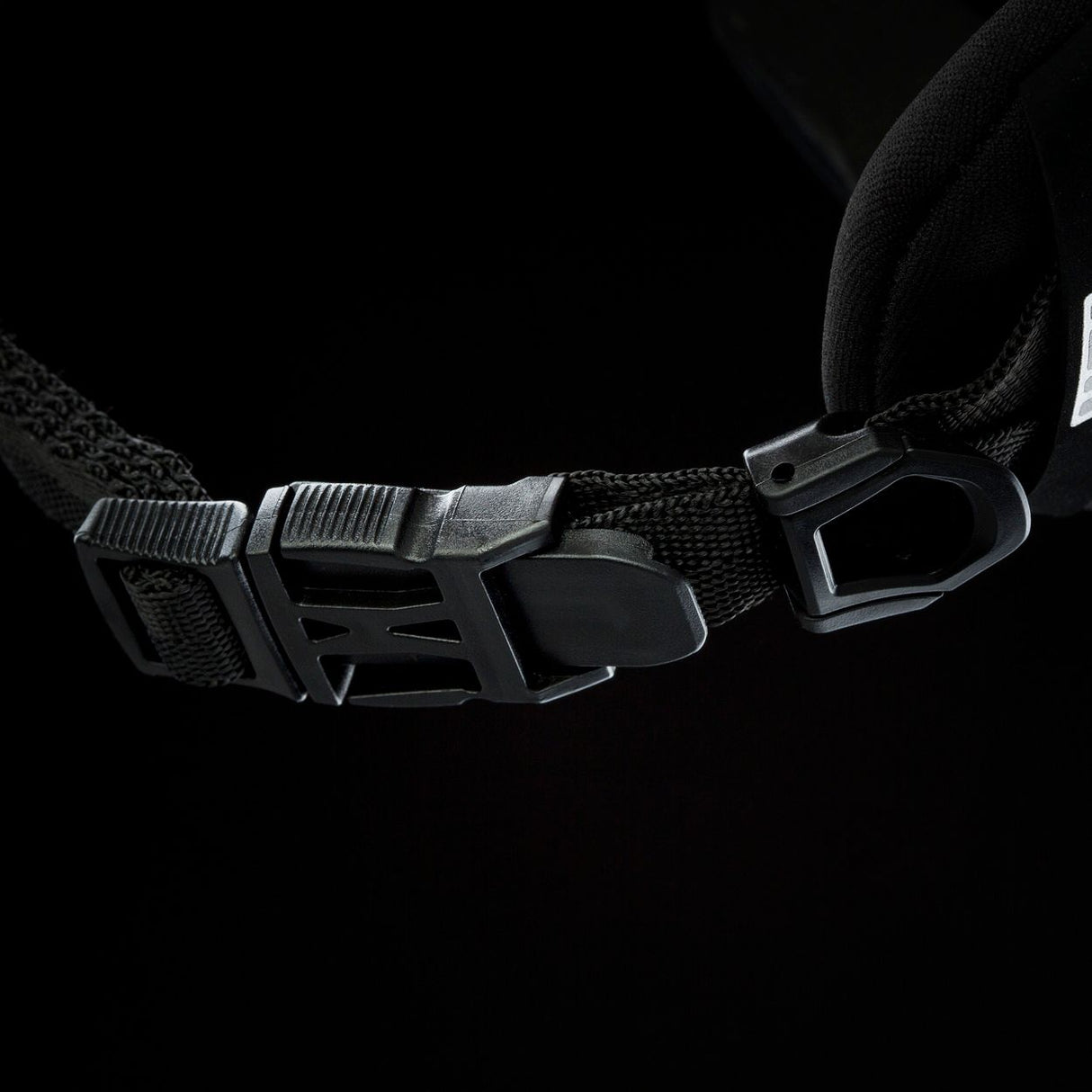 ION Collision Vest Element Side Zip 2026 schwarz mit Seitenverschluss, Detailansicht Gurt