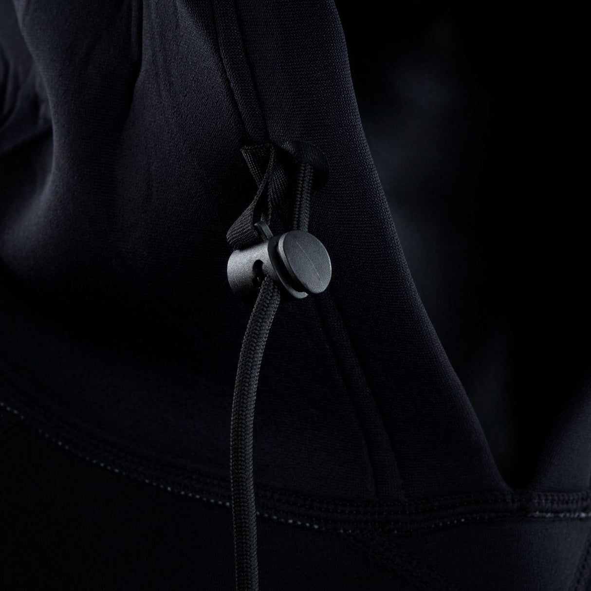 ION Ivy Weste Front Zip 2026 in Schwarz mit Reißverschluss und Zugschnur, Detailaufnahme