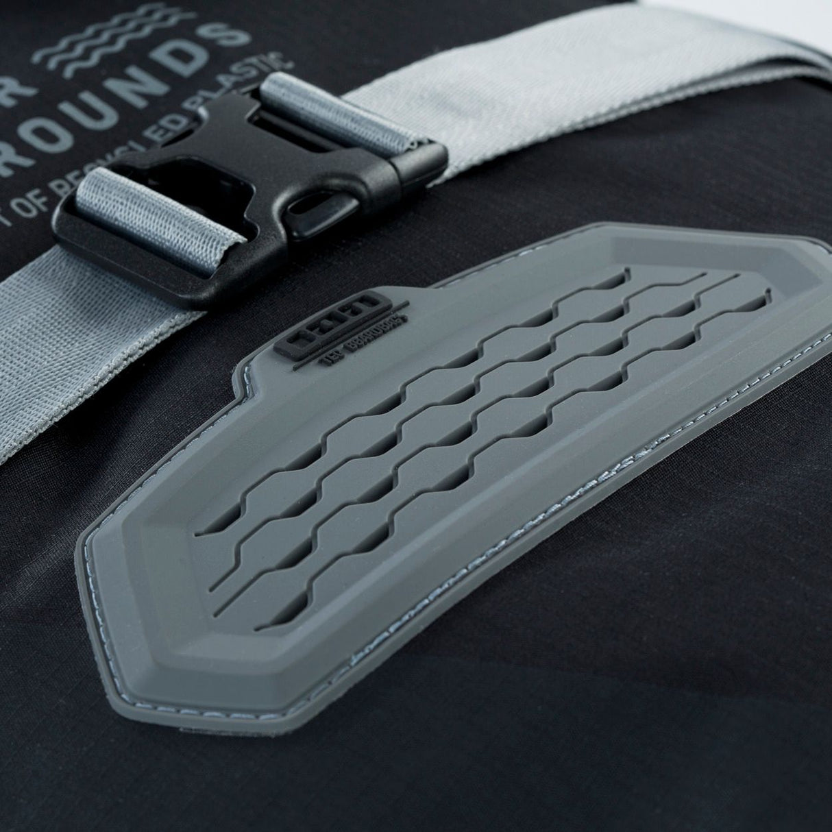 ION Collision Vest Element Side Zip 2026 schwarz-grau mit Schutzpolster Detail Nahaufnahme