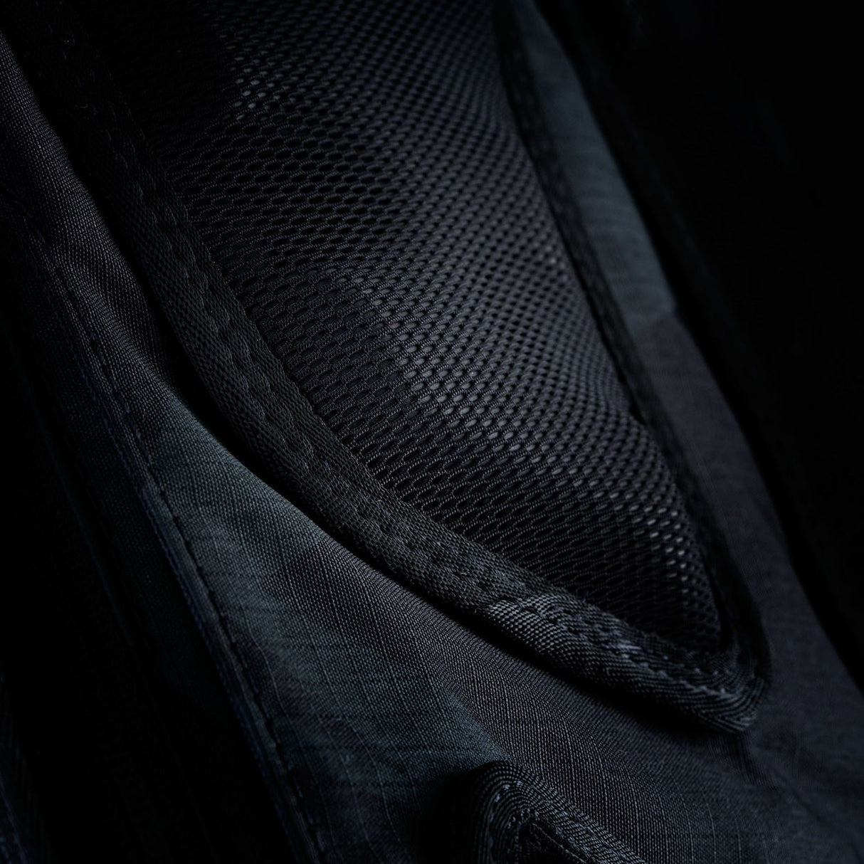 ION Collision Vest Element Side Zip 2026 schwarz, Detailaufnahme Netzstoff und Seitlichem Reißverschluss