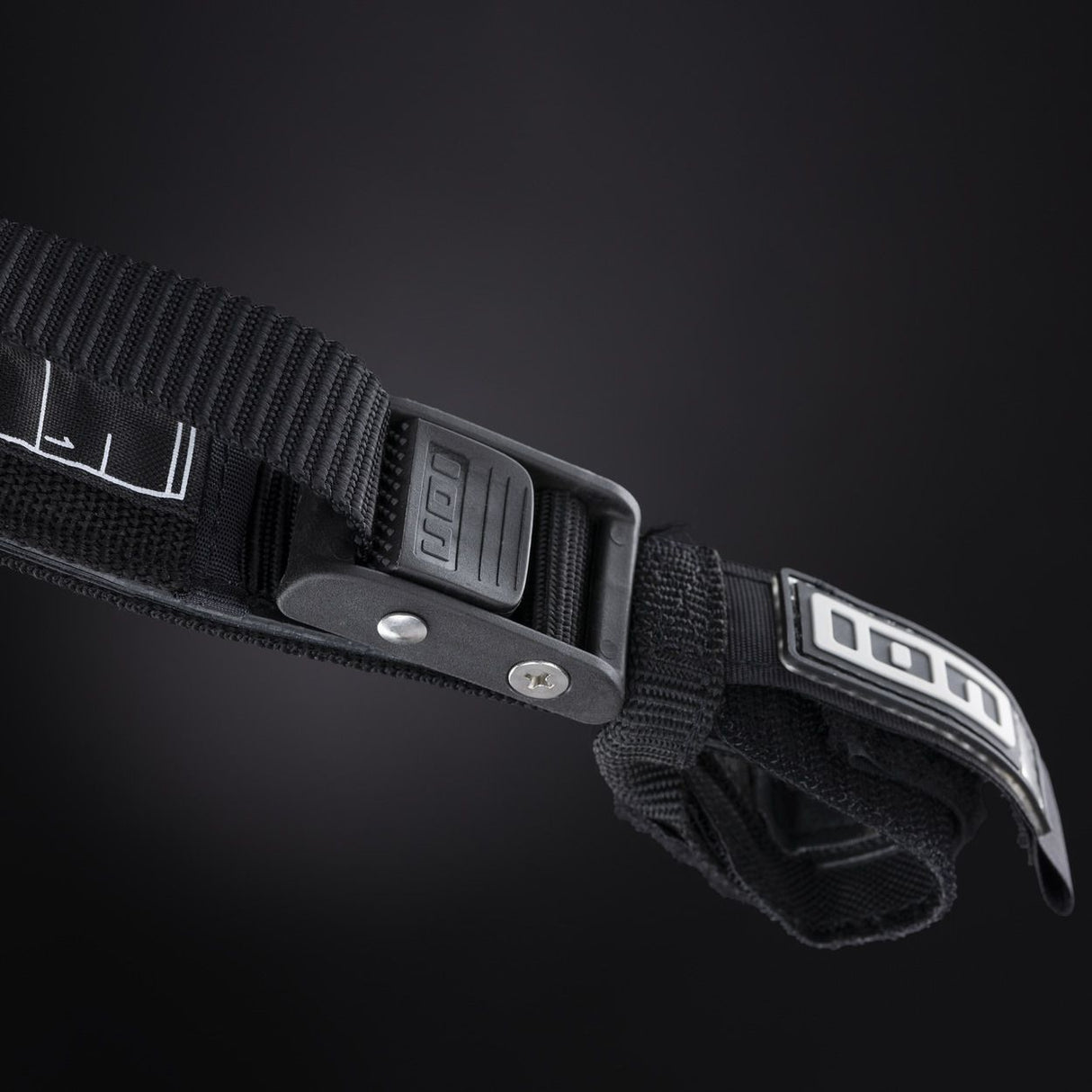 ION Collision Vest Element Side Zip 2026, schwarze Prallschutzweste mit Seitenreißverschluss, Detail der Verschlussvorrichtung