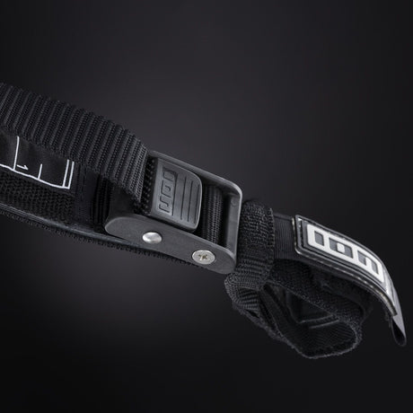 ION Collision Vest Element Side Zip 2026, schwarze Prallschutzweste mit Seitenreißverschluss, Detail der Verschlussvorrichtung