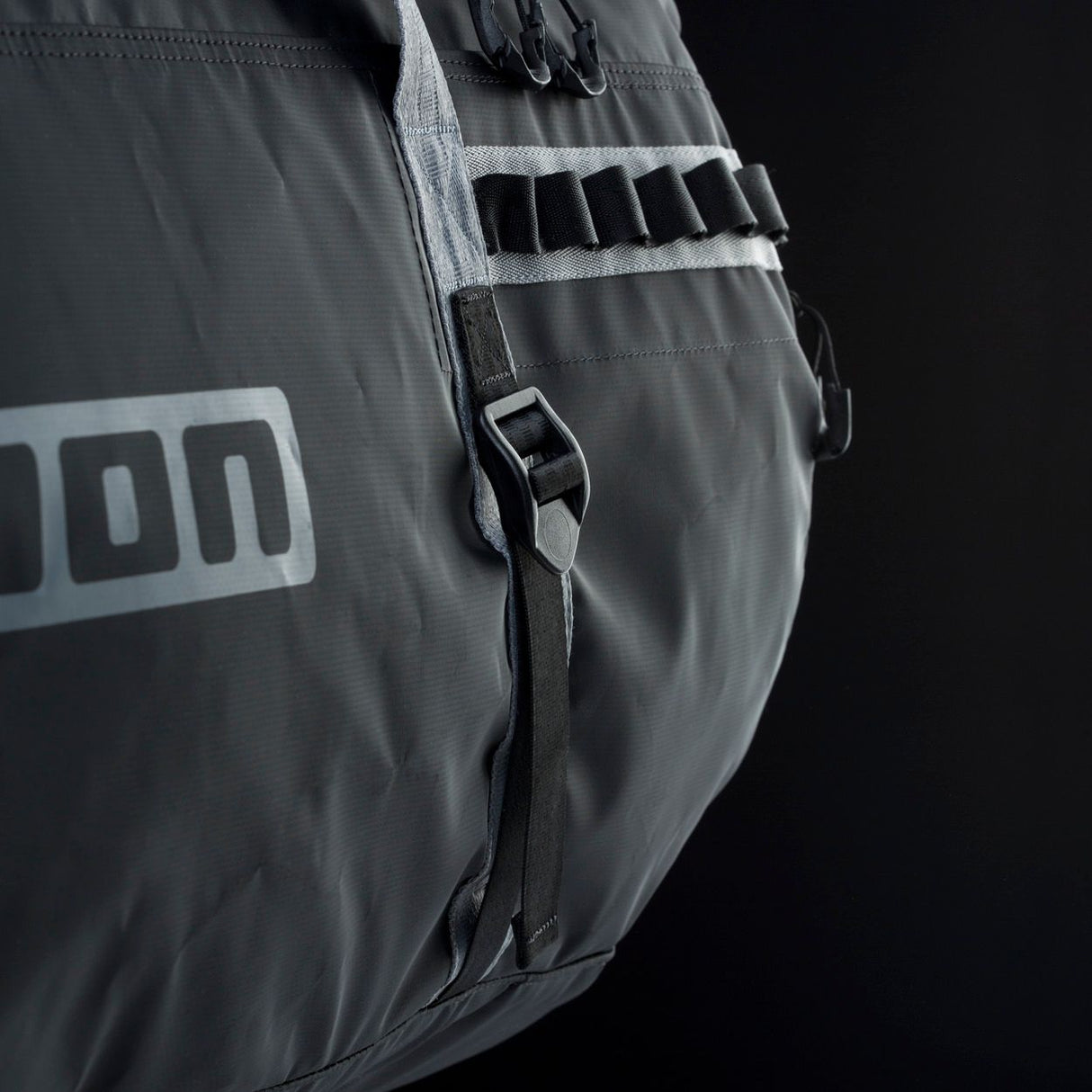 ION Wooly Neopren Beanie 2026 in Grau mit Neoprenmaterial, Detailaufnahme der Verschlüsse und Riemen