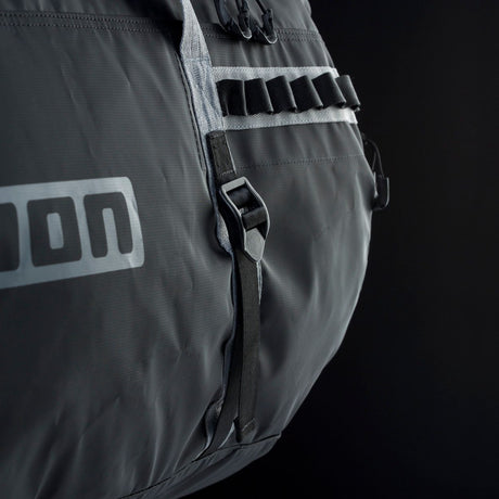 ION Wooly Neopren Beanie 2026 in Grau mit Neoprenmaterial, Detailaufnahme der Verschlüsse und Riemen
