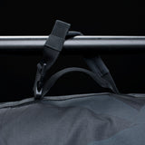 ION Collision Vest Element Side Zip 2026, schwarze Prallschutzweste mit Seitlichem Reißverschluss, Detail der Tragegriffe und Befestigungen