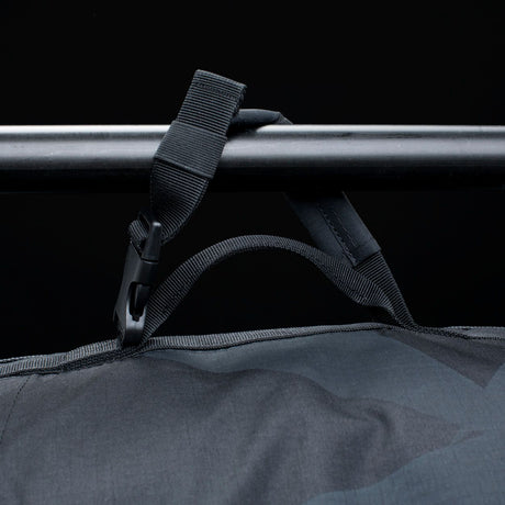 ION Collision Vest Element Side Zip 2026, schwarze Prallschutzweste mit Seitlichem Reißverschluss, Detail der Tragegriffe und Befestigungen