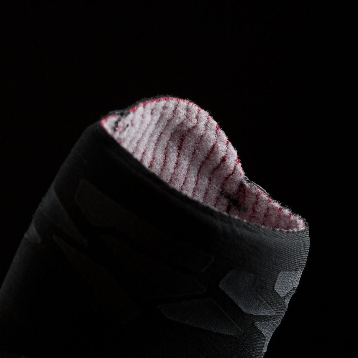 ION Icon Curv Windsurf Trapez Herren, schwarz mit rosa Polsterung, Detailansicht Rückseite