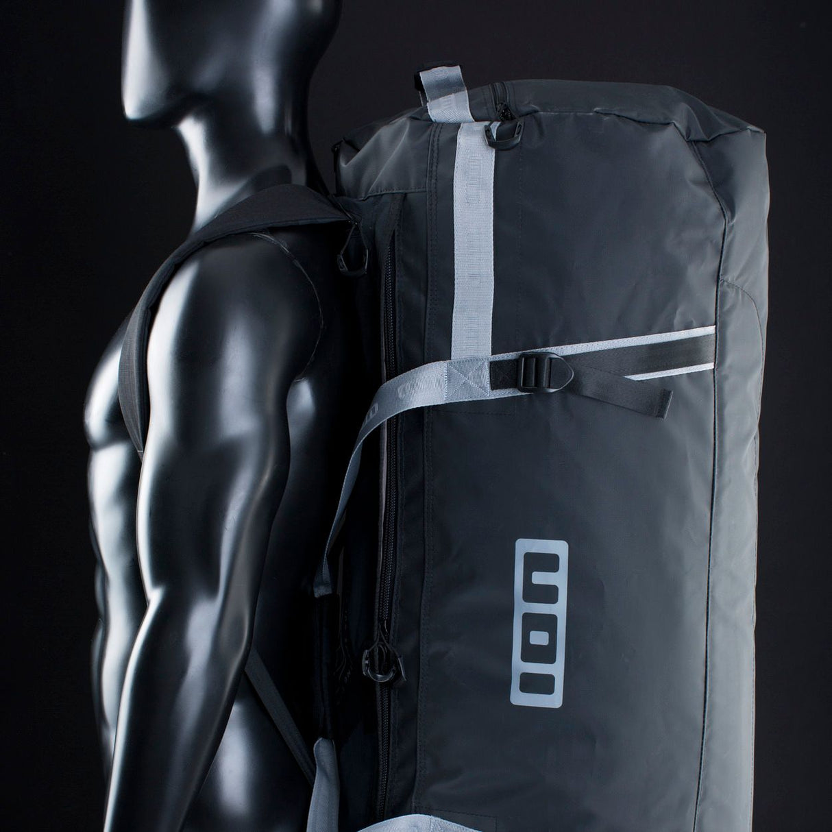 ION Collision Vest Element Side Zip 2026 schwarz mit reflektierenden Streifen, Seitennreißverschluss, Trageansicht