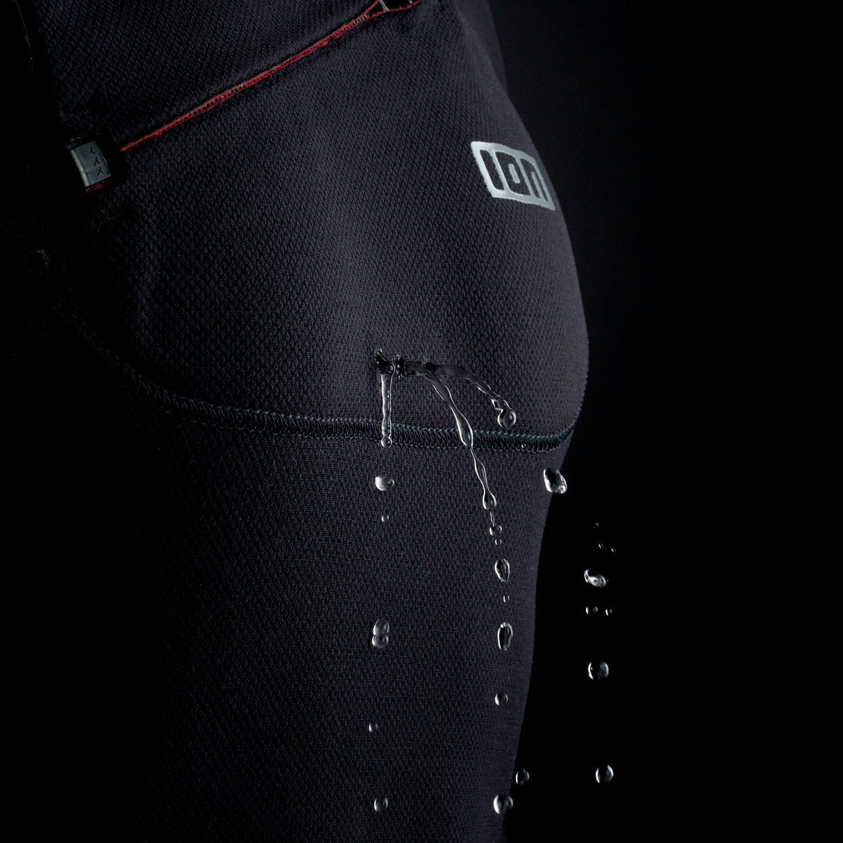 ION Collision Vest Element Side Zip 2026 in Schwarz mit Seitlichem Reißverschluss, Detailansicht der Schutzpolsterung und roter Naht