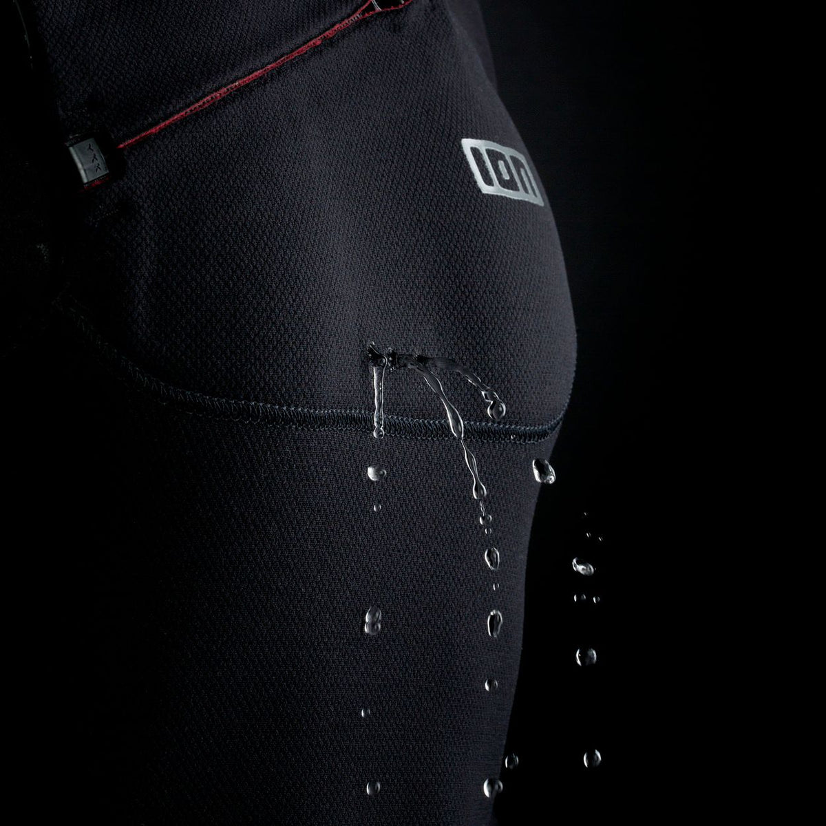 ION Collision Vest Element Side Zip 2026 in Schwarz mit Seitlichem Reißverschluss, Detailansicht der Schutzpolsterung und roter Naht