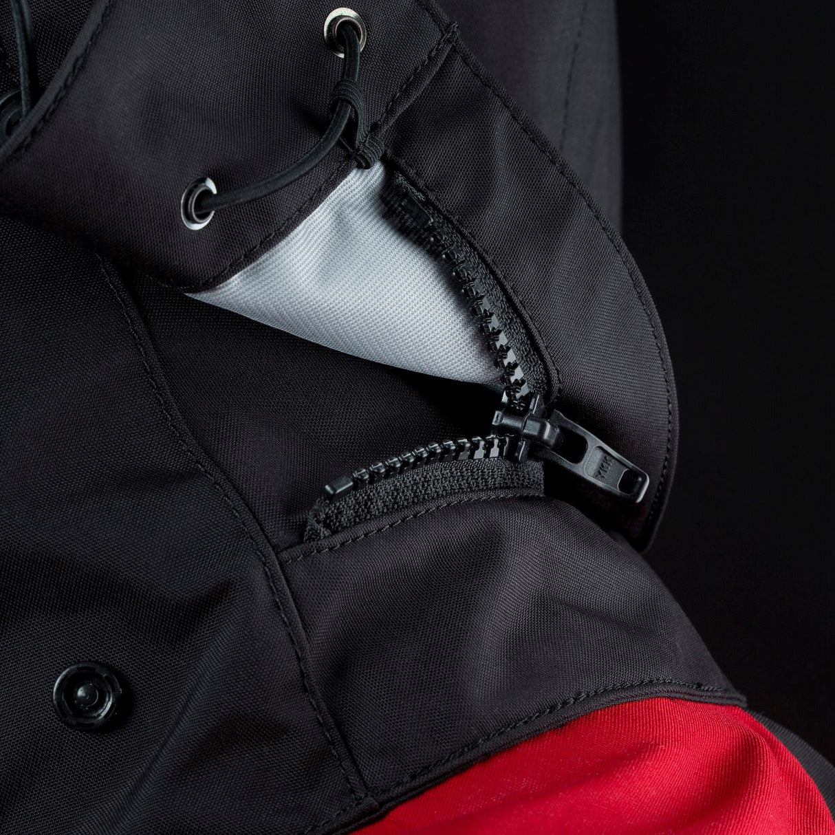 ION Collision Vest Element Side Zip 2026 schwarz-rot mit Seitenreißverschluss, Detail-Ansicht