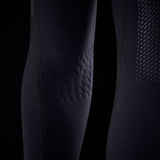 ION Neo Shelter Jacket Core 2027 in Schwarz, Detailaufnahme des strukturierten Neoprenmaterials und der ergonomischen Passform