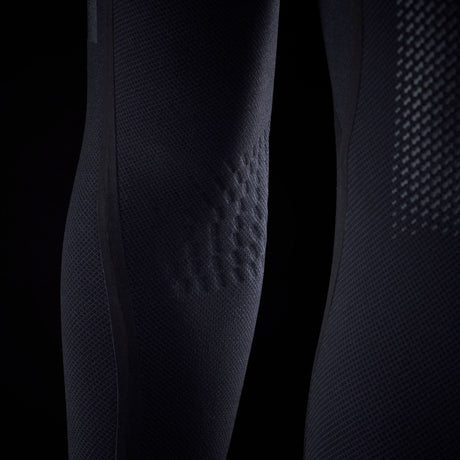 ION Neo Shelter Jacket Core 2027 in Schwarz, Detailaufnahme des strukturierten Neoprenmaterials und der ergonomischen Passform