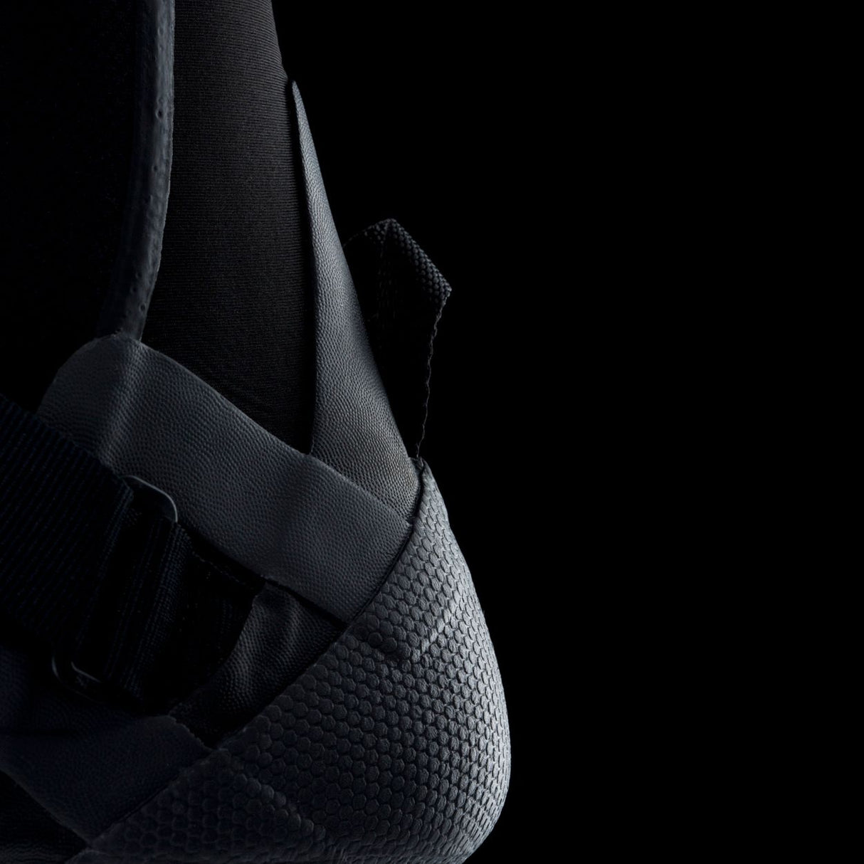ION Collision Vest Element Side Zip 2026 schwarz, Seitlicher Reißverschluss, Detailansicht der Schutzpolsterung