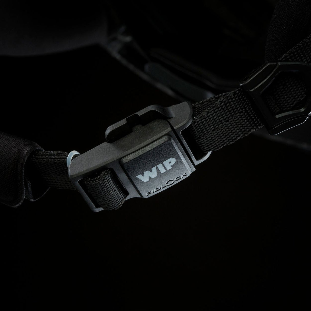 ION Collision Vest Element Side Zip 2026 schwarze Schutzweste mit Seitlichem Reißverschluss, Detailaufnahme des WIP-Verschlusses