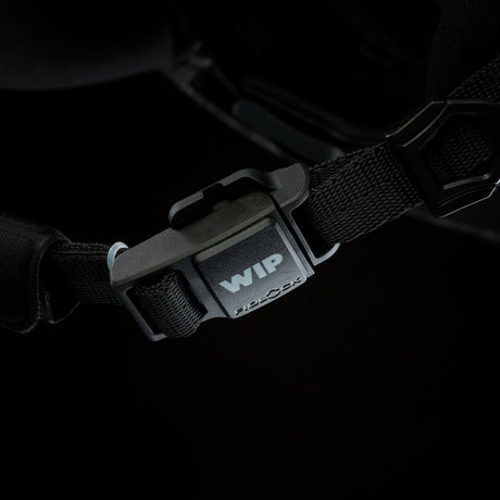 ION Collision Vest Element Side Zip 2026 schwarze Schutzweste mit Seitlichem Reißverschluss, Detailaufnahme des WIP-Verschlusses
