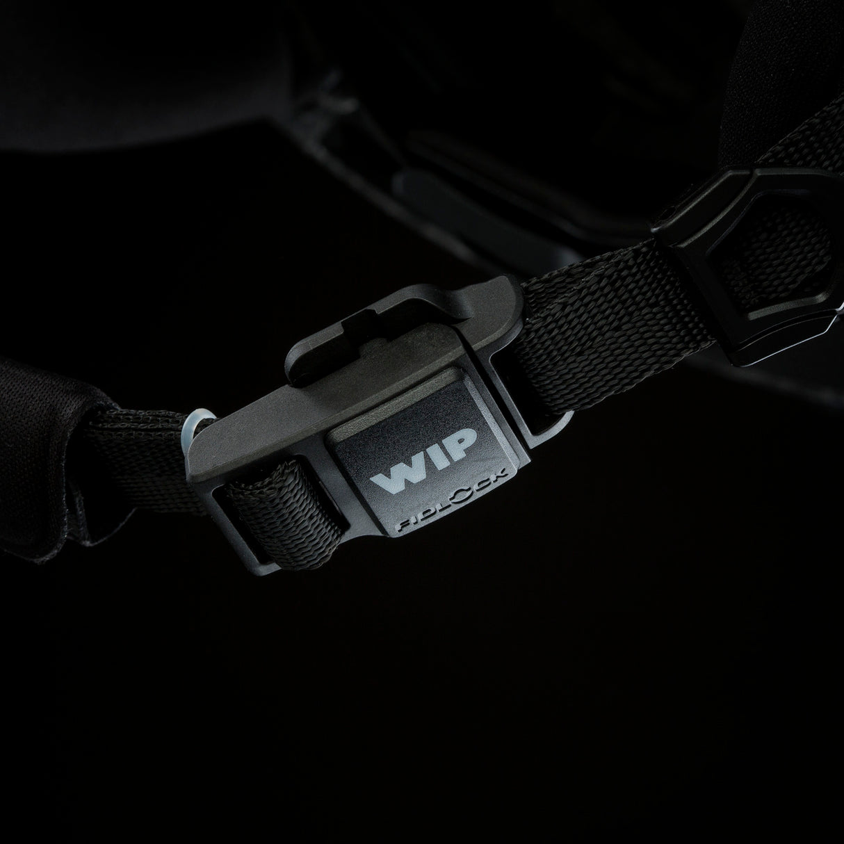 ION Collision Vest Element Side Zip 2026 schwarze Schutzweste mit Seitlichem Reißverschluss, Detailaufnahme des WIP-Verschlusses