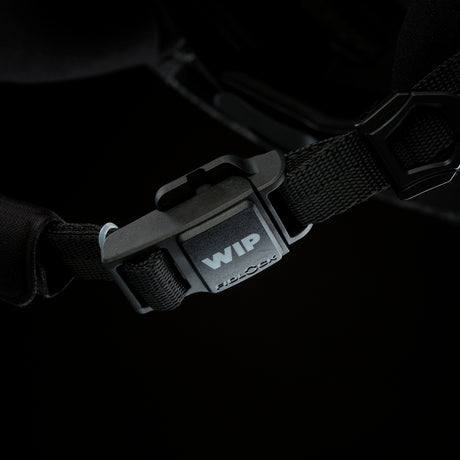 ION Collision Vest Element Side Zip 2026 schwarze Schutzweste mit Seitlichem Reißverschluss, Detailaufnahme des WIP-Verschlusses