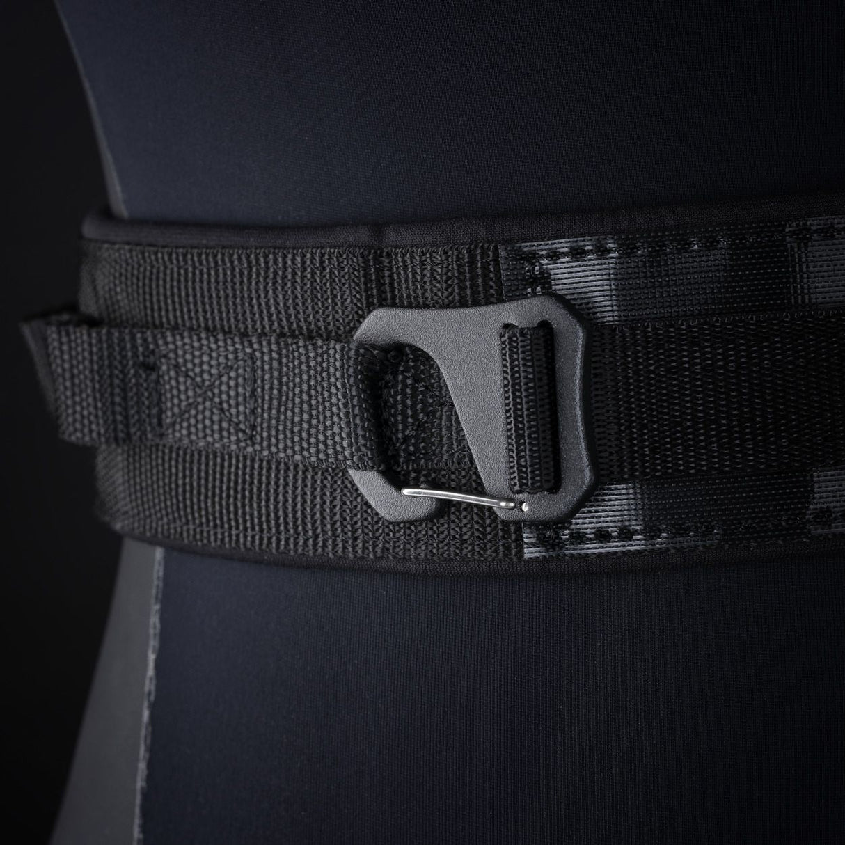 ION Collision Vest Element Side Zip 2026 dunkelblau mit Seitenverschluss und Gürteldetail, Detailaufnahme