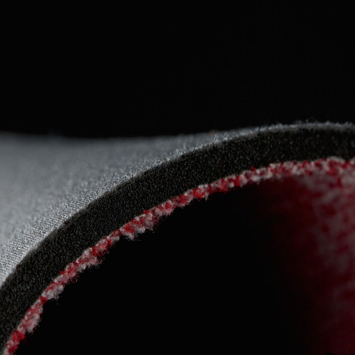ION Collision Vest Element Side Zip 2026 schwarz-rot Detailaufnahme Nahtverarbeitung und Materialstruktur