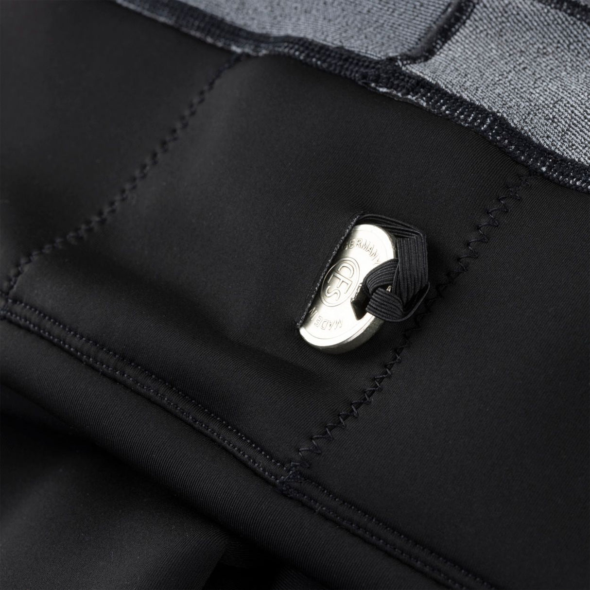 ION Collision Vest Element Side Zip 2026 schwarze Prallschutzweste mit Seitenreißverschluss, Detailaufnahme des Verschlusses