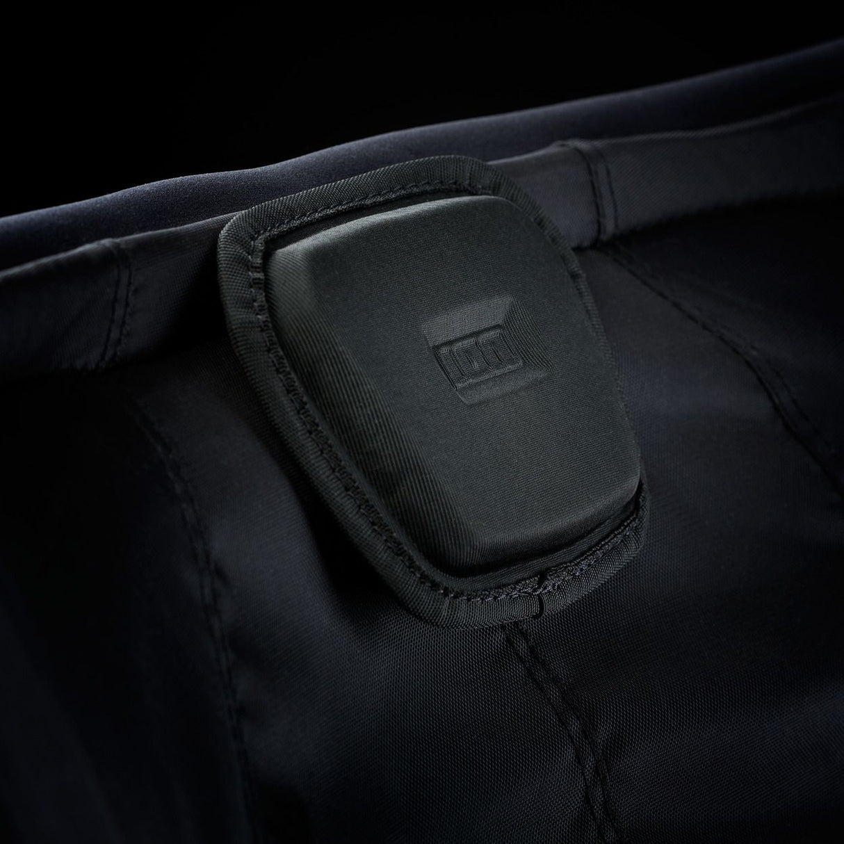 ION Collision Vest Element Side Zip 2026, schwarze Prallschutzweste mit Seitenreißverschluss, Detailansicht