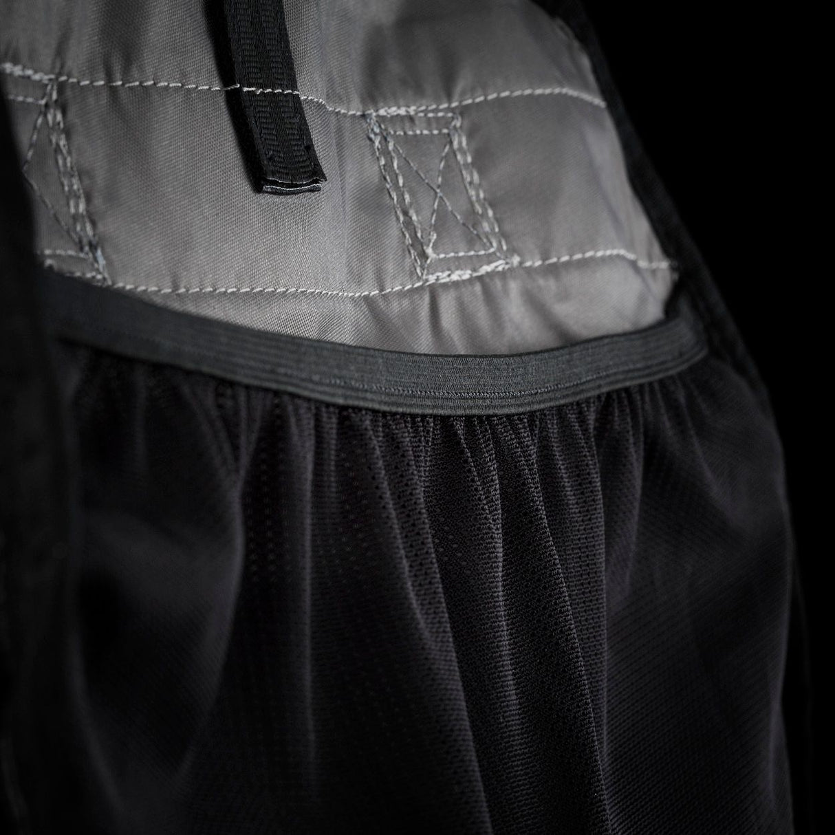 ION Collision Vest Element Side Zip 2026, Grau-Schwarz, Detailansicht mit Seitenverschluss und Nähten