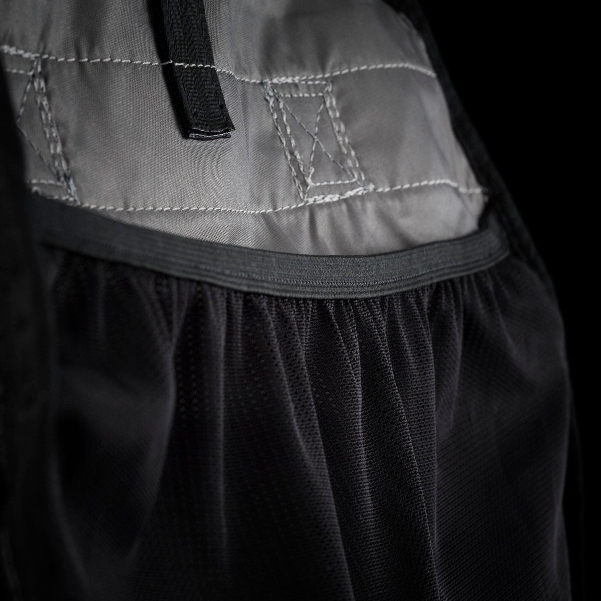 ION Collision Vest Element Side Zip 2026, Grau-Schwarz, Detailansicht mit Seitenverschluss und Nähten