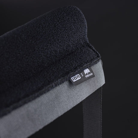 ION Collision Vest Element Side Zip 2026 schwarz-grau, Detailaufnahme Kante mit Logo und Reißverschluss