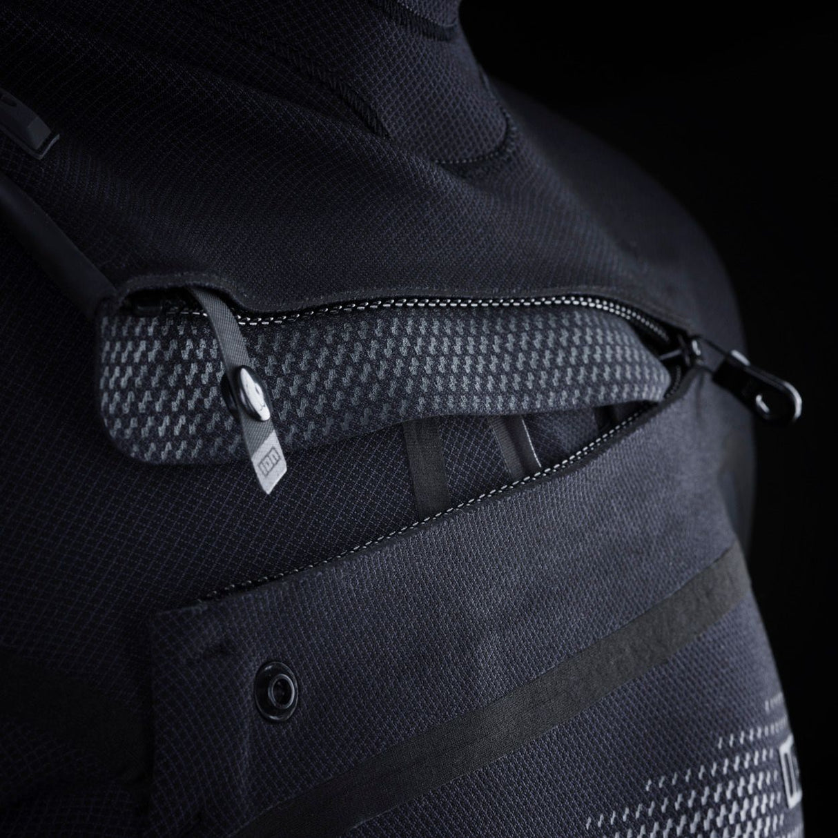 ION Collision Vest Element Side Zip 2026 schwarz mit Seitlichem Reißverschluss, Detailansicht Schutzweste