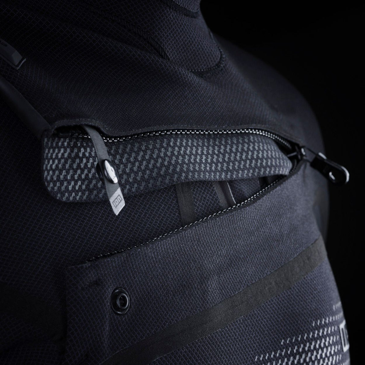 ION Collision Vest Element Side Zip 2026 schwarz mit Seitlichem Reißverschluss, Detailansicht Schutzweste