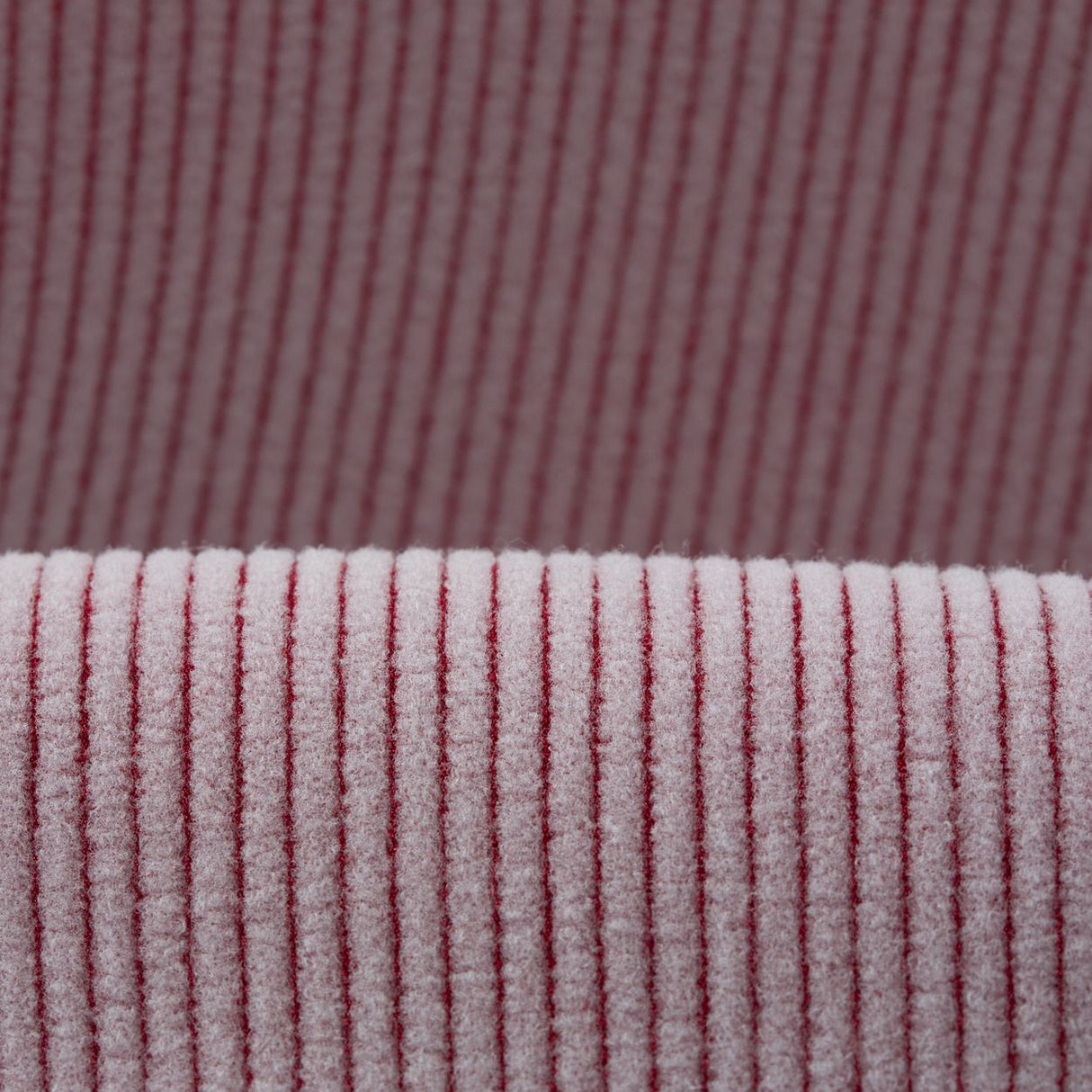 ION Leash Short 2026 Neopren-Leine in Bordeaux mit strukturierter Oberflächentextur, Detailaufnahme des Materials