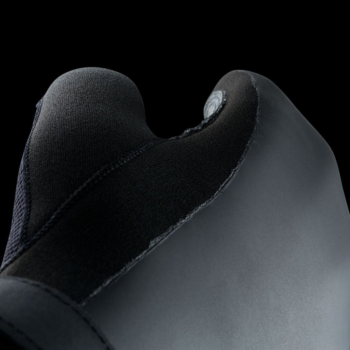 ION Base 5/4 Back Zip 2026 Neoprenanzug in Schwarz, Detailaufnahme des Halskragens mit Rückenreißverschluss