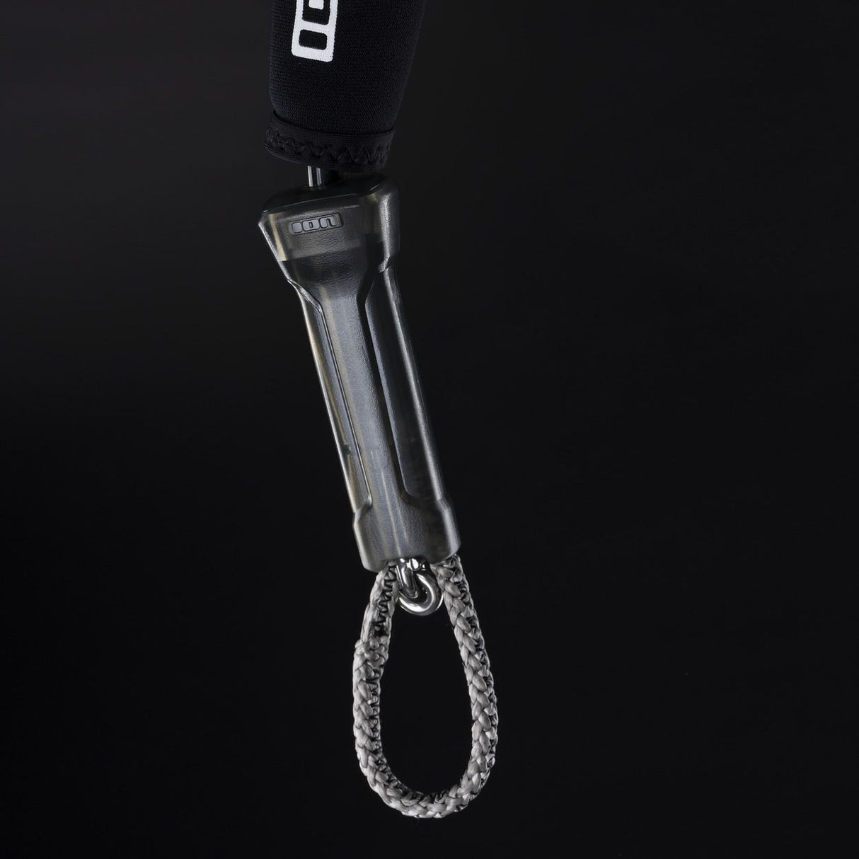 ION Leash Short 2026 schwarze Trapezleine mit grauem Rohr und gewebter Schlaufe, Detailansicht