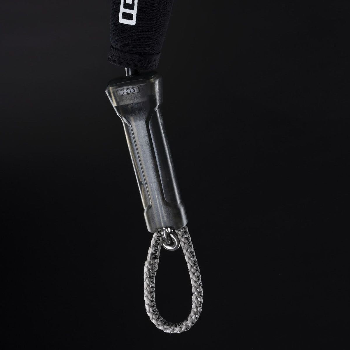 ION Leash Short 2026 schwarze Trapezleine mit grauem Rohr und gewebter Schlaufe, Detailansicht