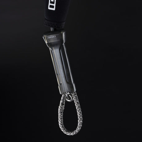 ION Leash Short 2026 schwarze Trapezleine mit grauem Rohr und gewebter Schlaufe, Detailansicht