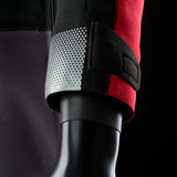 ION Surf Sock Stubby 2024 SS in Schwarz-Rot mit reflektivem Muster und Klettverschluss, Detail-Ansicht