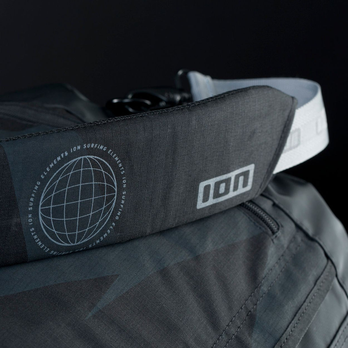 ION Collision Vest Element Side Zip 2026, schwarz-grau mit weißen Akzenten, Seitenreißverschluss, Detail-Nahaufnahme