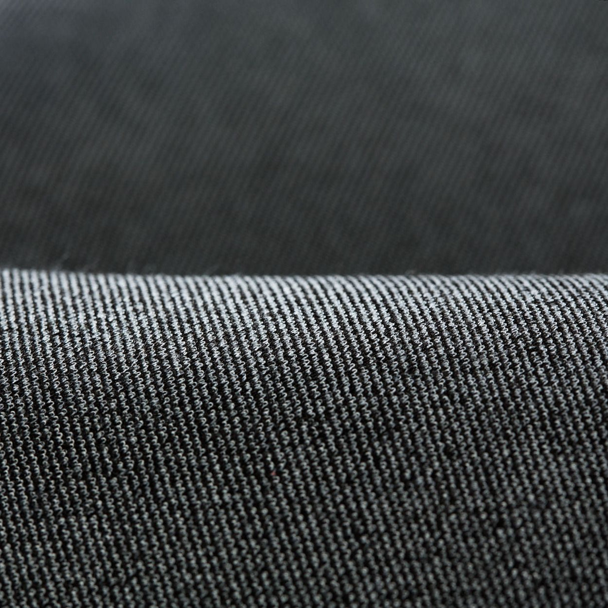 Grauer Stoff mit Leinwand-Webart, Detailansicht der Textur und Fadendichte, Nahaufnahme der Gewebestruktur