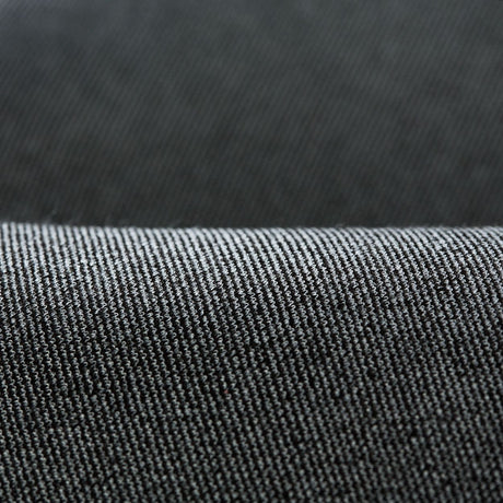 Grauer Stoff mit Leinwand-Webart, Detailansicht der Textur und Fadendichte, Nahaufnahme der Gewebestruktur