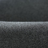 Grauer Stoff mit Leinwand-Webart, Detailansicht der Textur und Fadendichte, Nahaufnahme der Gewebestruktur